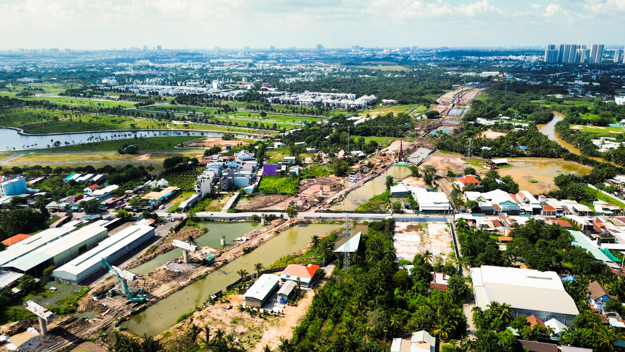 Toàn cảnh đoạn đường trên cao dài 13 km đang dần thành hình, nằm trong siêu dự án gần 75.400 tỷ, chạy xuyên tâm đại đô thị của Vinhomes- Ảnh 10.