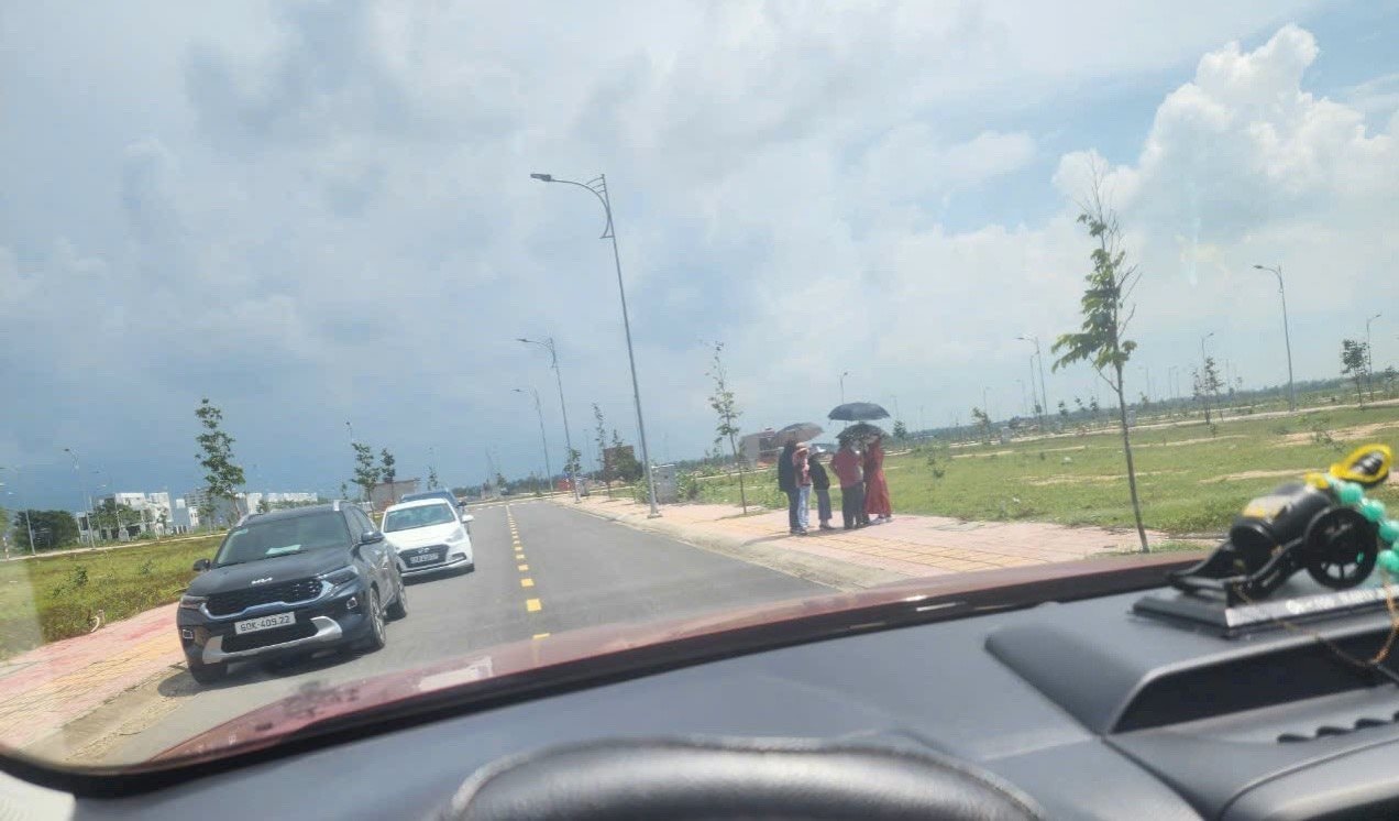 Soi đèn viết cọc 3 lô đất ngay trong đêm, nhà đầu tư phía Bắc “nam tiến” trở lại- Ảnh 4. Soi đèn viết cọc 3 lô đất ngay trong đêm, nhà đầu tư phía Bắc “nam tiến” trở lại- Ảnh 4.