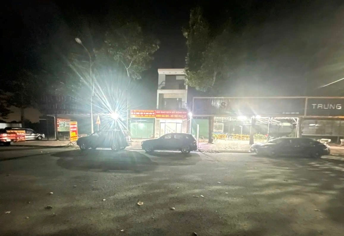 Soi đèn viết cọc 3 lô đất ngay trong đêm, nhà đầu tư phía Bắc “nam tiến” trở lại- Ảnh 5. Soi đèn viết cọc 3 lô đất ngay trong đêm, nhà đầu tư phía Bắc “nam tiến” trở lại- Ảnh 5.
