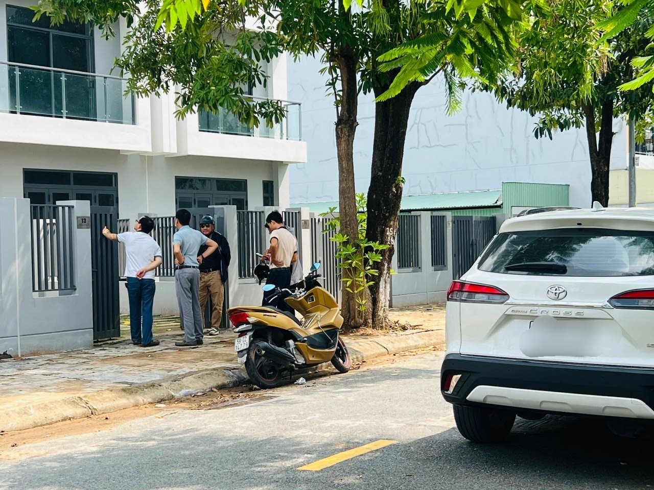 Soi đèn viết cọc 3 lô đất ngay trong đêm, nhà đầu tư phía Bắc “nam tiến” trở lại- Ảnh 7. Soi đèn viết cọc 3 lô đất ngay trong đêm, nhà đầu tư phía Bắc “nam tiến” trở lại- Ảnh 7.