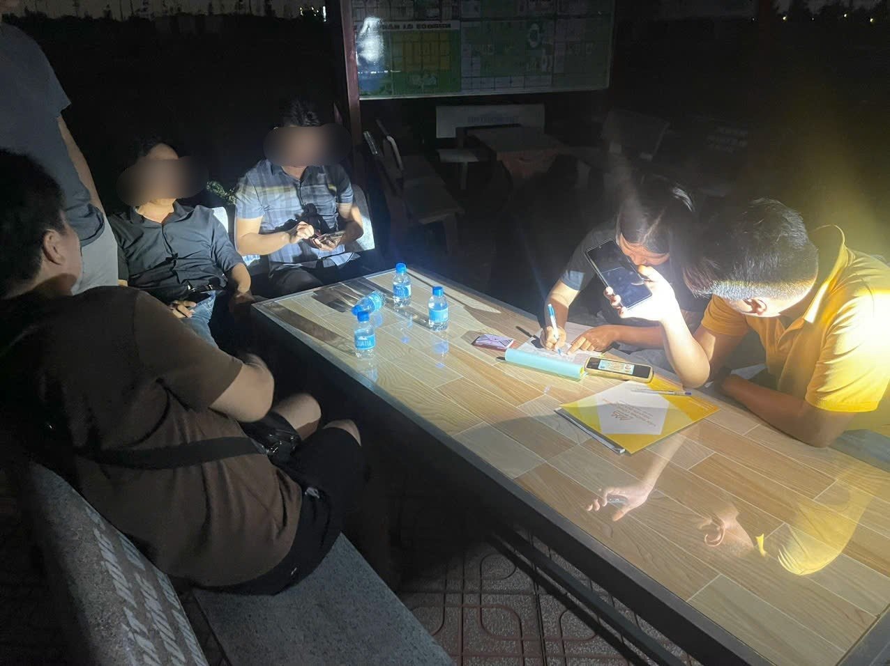 Soi đèn viết cọc 3 lô đất ngay trong đêm, nhà đầu tư phía Bắc “nam tiến” trở lại- Ảnh 1. Soi đèn viết cọc 3 lô đất ngay trong đêm, nhà đầu tư phía Bắc “nam tiến” trở lại- Ảnh 1.