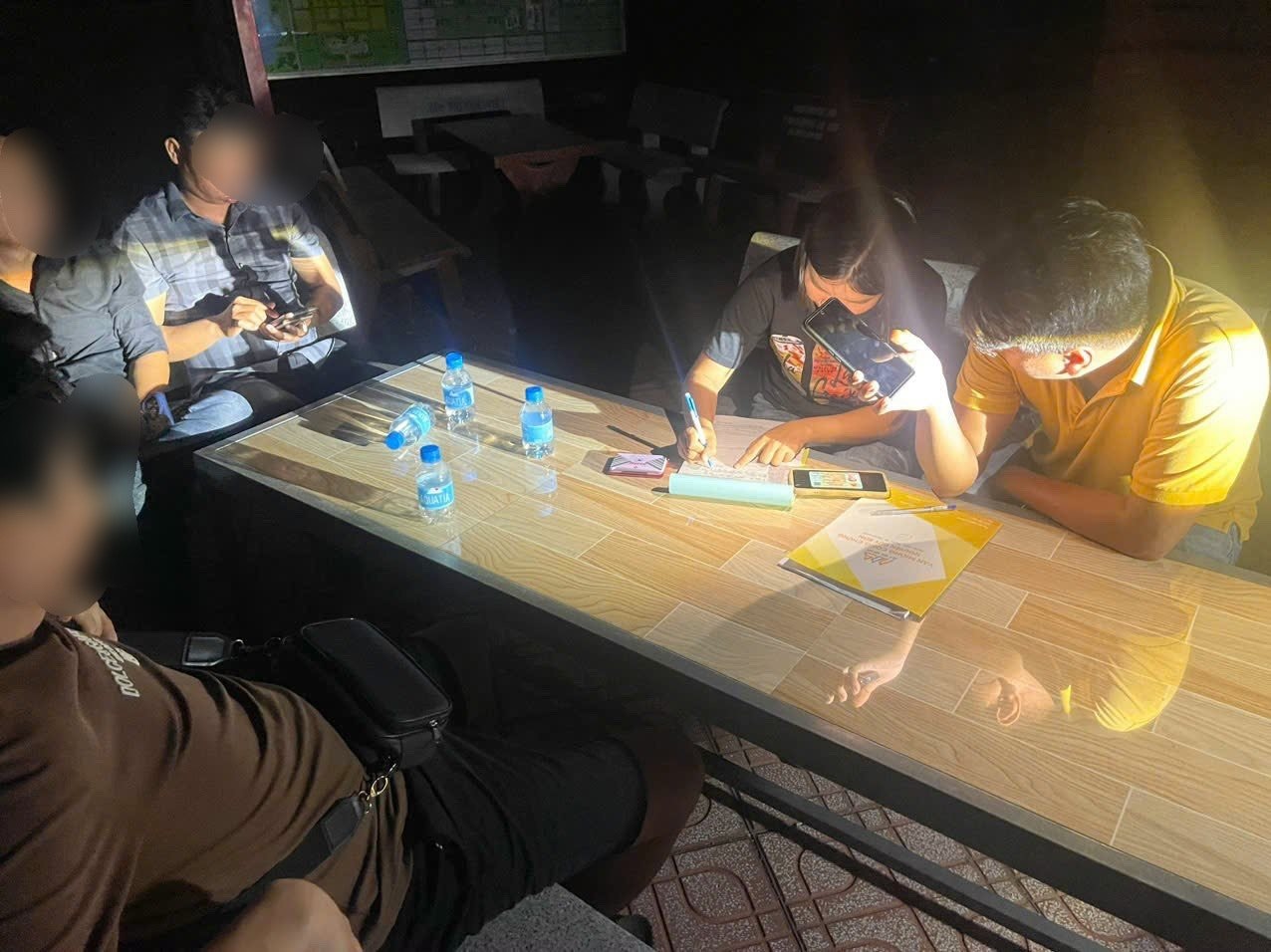 Soi đèn viết cọc 3 lô đất ngay trong đêm, nhà đầu tư phía Bắc “nam tiến” trở lại- Ảnh 2. Soi đèn viết cọc 3 lô đất ngay trong đêm, nhà đầu tư phía Bắc “nam tiến” trở lại- Ảnh 2.