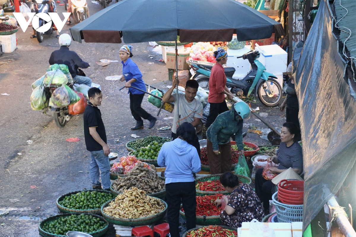 Hà Nội se lạnh vào sáng sớm, người dân khoác áo ấm ra đường- Ảnh 1.