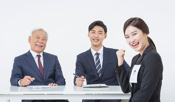 Nhà tuyển dụng hỏi: Làm sao để làm miêu tả màu xanh cho người mù, ứng viên trả lời EQ cao khiến ai cũng gật gù- Ảnh 1. Nhà tuyển dụng hỏi: Làm sao để làm miêu tả màu xanh cho người mù, ứng viên trả lời EQ cao khiến ai cũng gật gù- Ảnh 1.