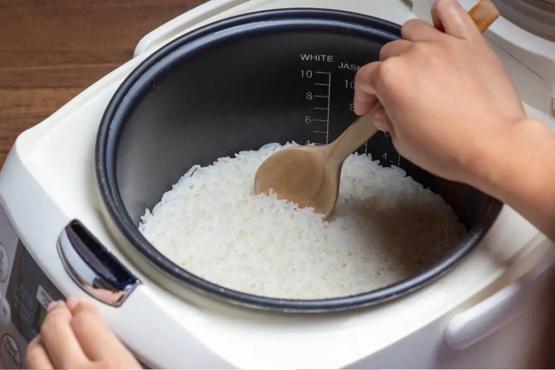 Cơm đã chín, có nên rút phích cắm nồi cơm điện ra hay không: Hóa ra bấy lâu nay nhiều người vẫn làm sai- Ảnh 1. Cơm đã chín, có nên rút phích cắm nồi cơm điện ra hay không: Hóa ra bấy lâu nay nhiều người vẫn làm sai- Ảnh 1.