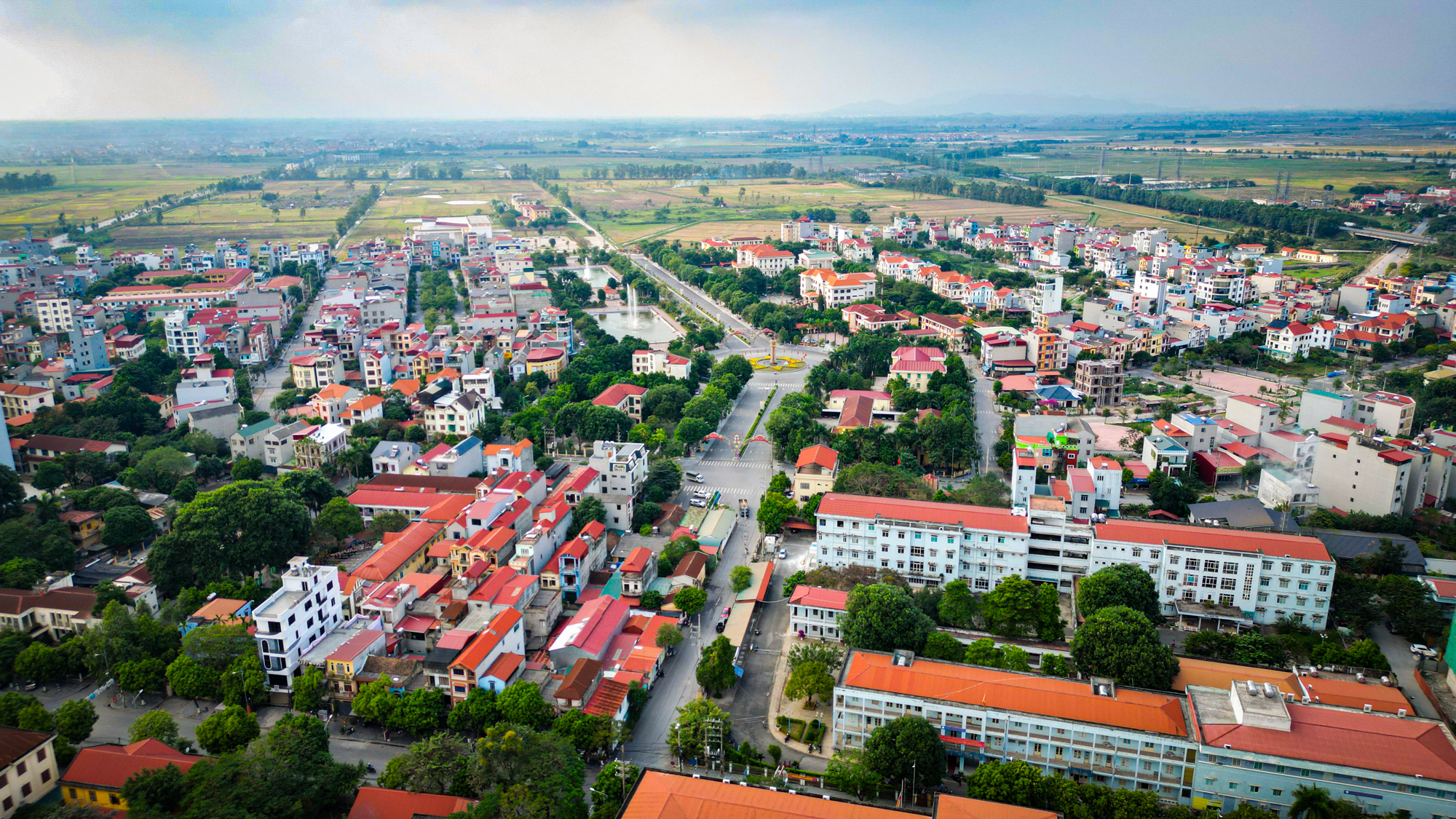 Diện mạo 3 huyện cách Hồ Gươm chưa đến 30 km sắp lên thành phố: Nơi có siêu nhà máy hơn 9 tỷ USD, nơi có khu đô thị 10 tỷ USD- Ảnh 3.