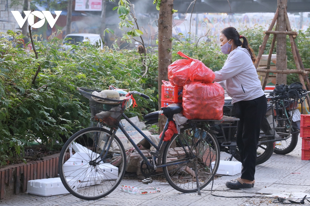 Hà Nội se lạnh vào sáng sớm, người dân khoác áo ấm ra đường- Ảnh 2.