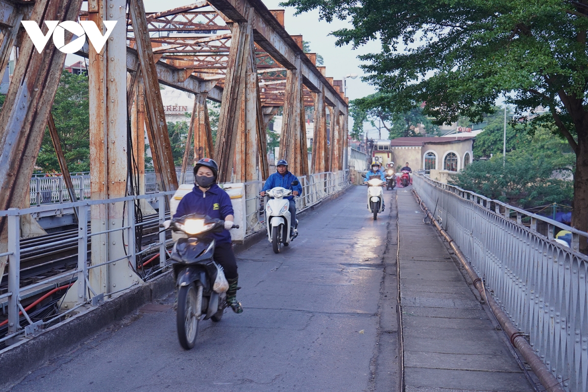 Hà Nội se lạnh vào sáng sớm, người dân khoác áo ấm ra đường- Ảnh 5.