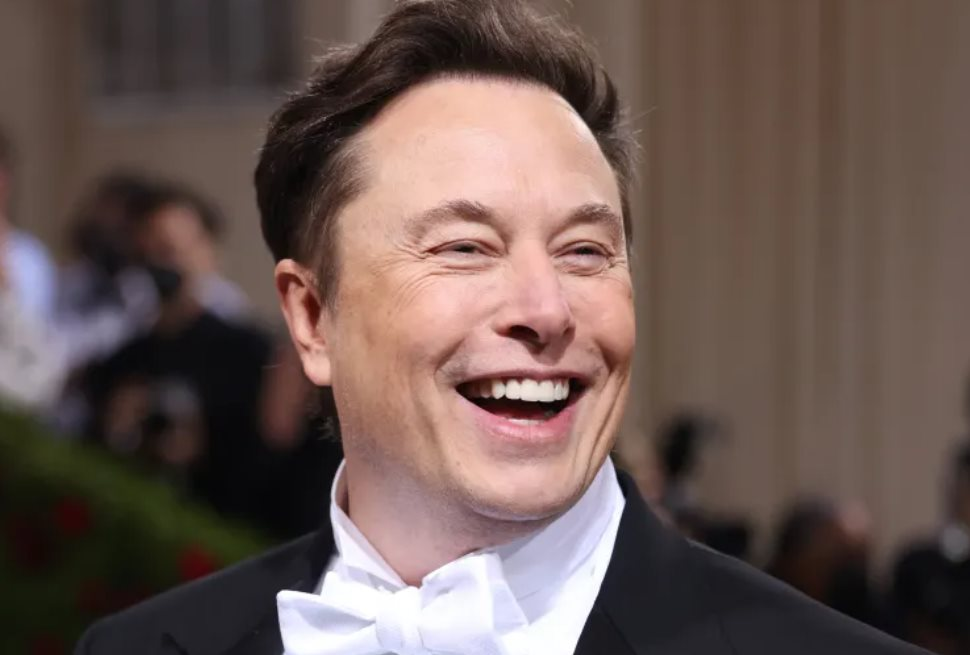 Chỉ có thể là Elon Musk: Mặc đối thủ chật vật bán xe để tồn tại,