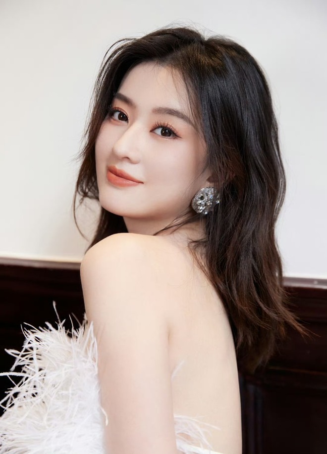 Mỹ nhân 9X giàu nhất showbiz kết hôn với thiếu gia tập đoàn bất động sản nghìn tỷ- Ảnh 3. Mỹ nhân 9X giàu nhất showbiz kết hôn với thiếu gia tập đoàn bất động sản nghìn tỷ- Ảnh 3.