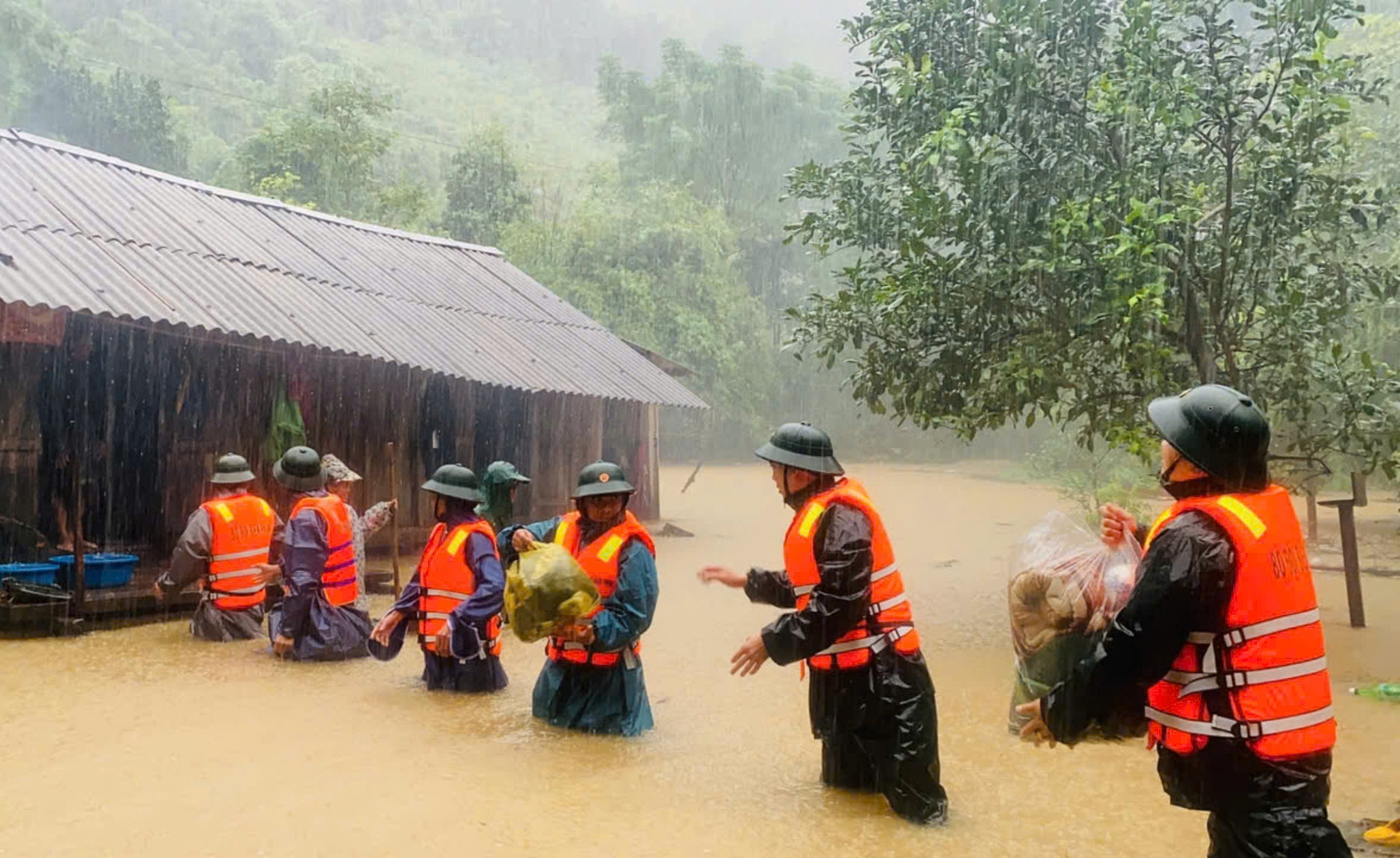 Nước lũ bủa vây, người dân miền Trung hối hả chạy lụt- Ảnh 1.