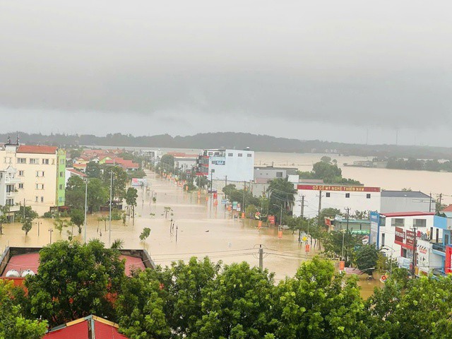 Bão số 6 quét qua miền Trung: 4 người tử vong, cây đổ la liệt, hàng nghìn ngôi nhà chìm trong biển nước- Ảnh 2.