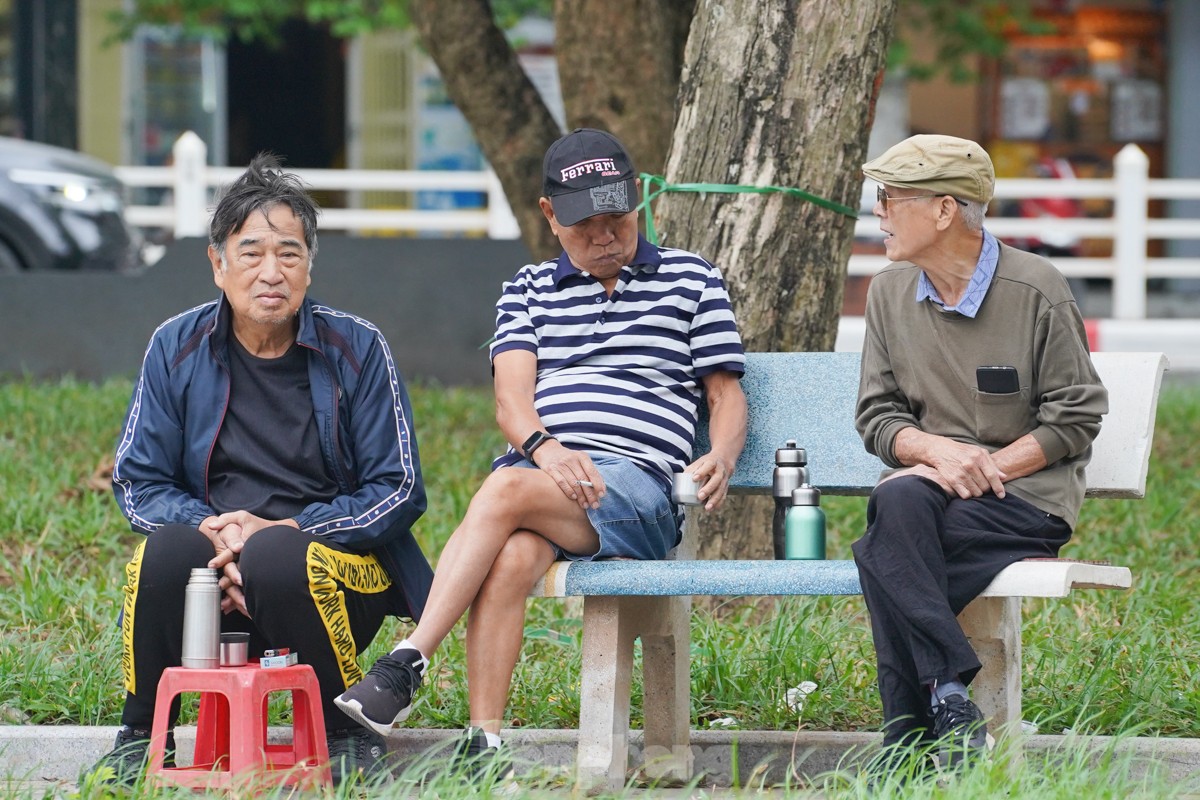 Người Hà Nội chật vật 'vượt' ùn tắc, gió lạnh đến công sở- Ảnh 9.