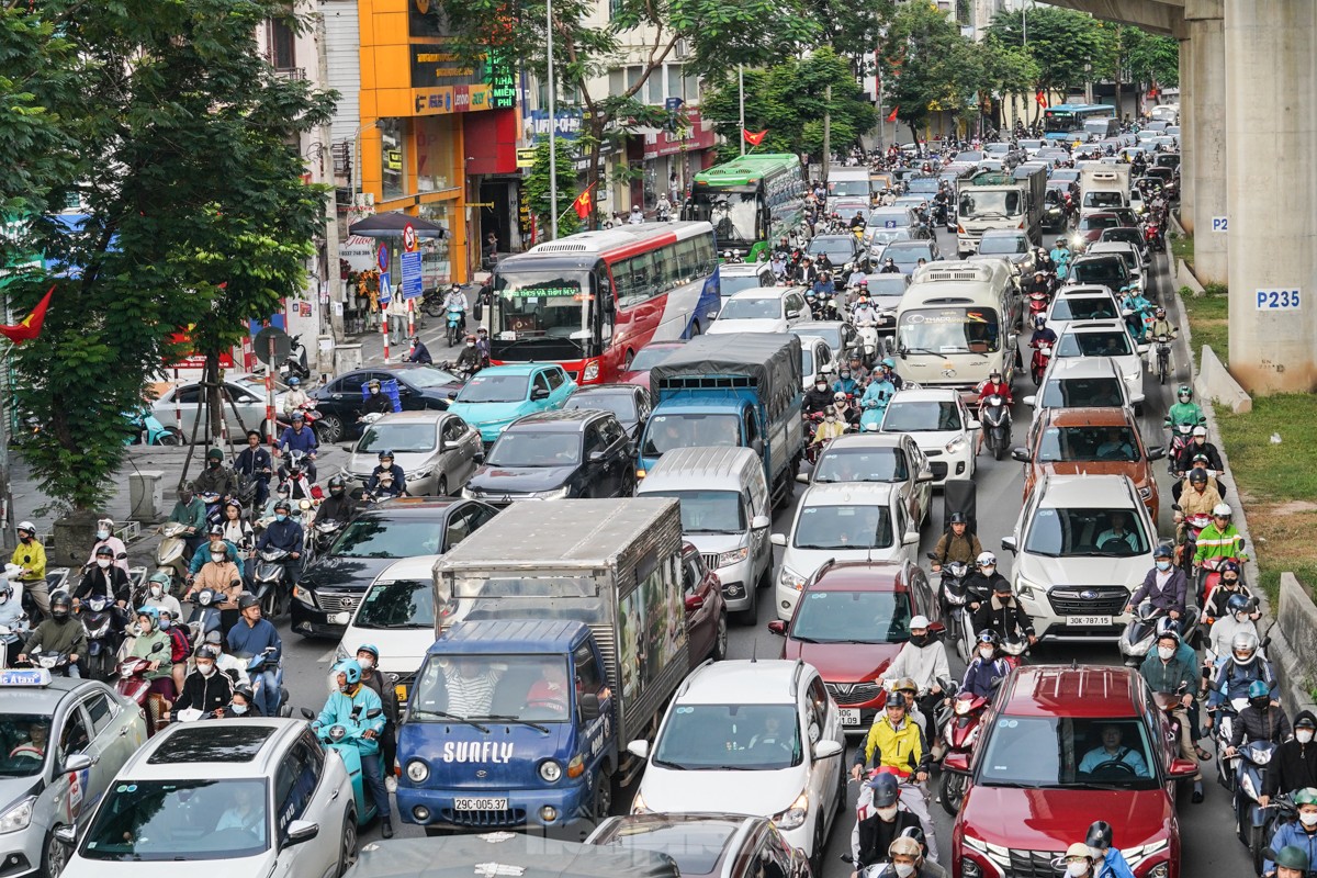 Người Hà Nội chật vật 'vượt' ùn tắc, gió lạnh đến công sở- Ảnh 2.