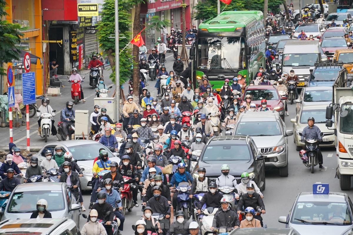 Người Hà Nội chật vật 'vượt' ùn tắc, gió lạnh đến công sở- Ảnh 3.