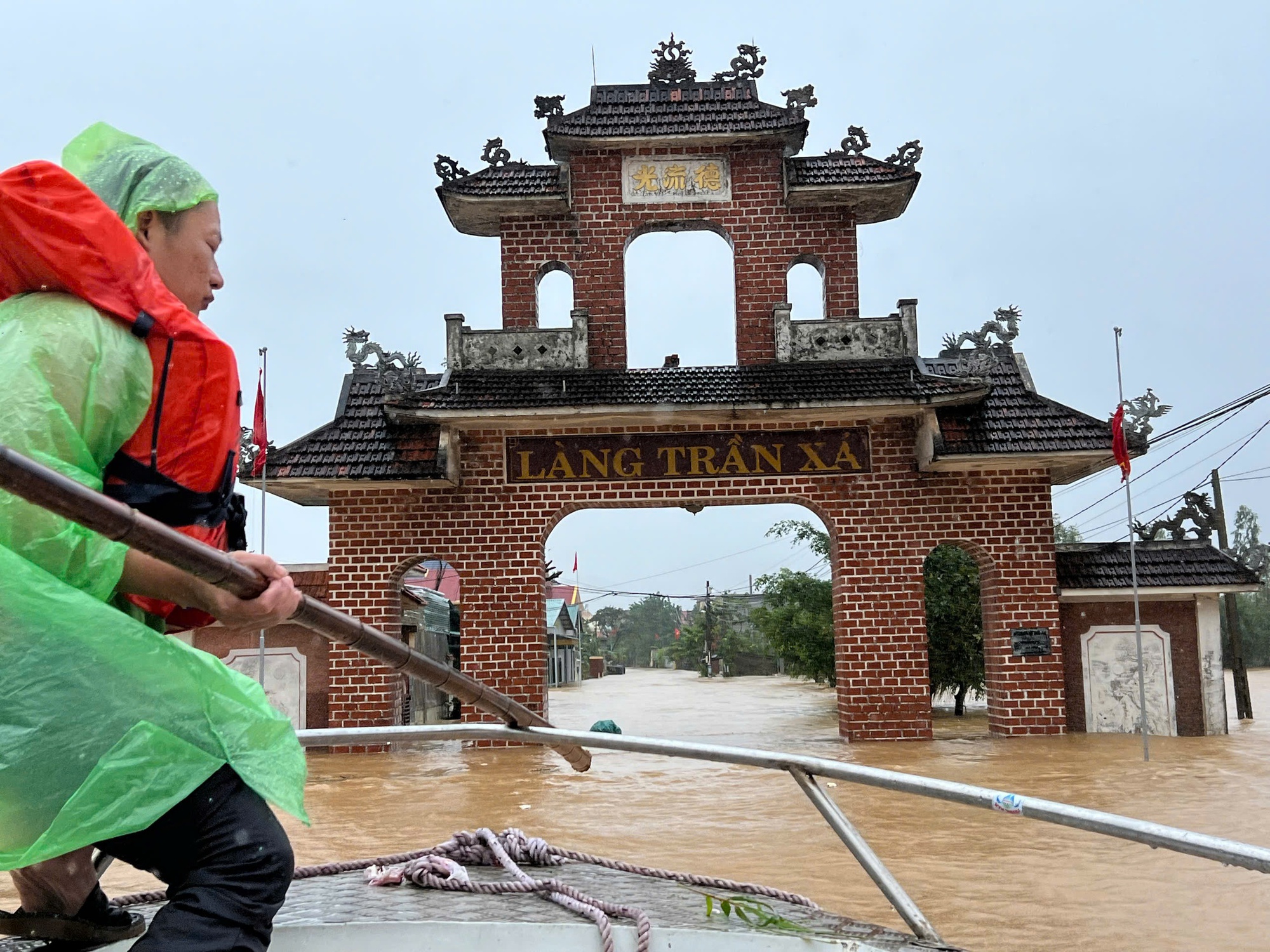 Lũ kinh hoàng ở Quảng Bình: Gần 30.000 ngôi nhà bị ngập, người dân chới với trong đêm- Ảnh 1.