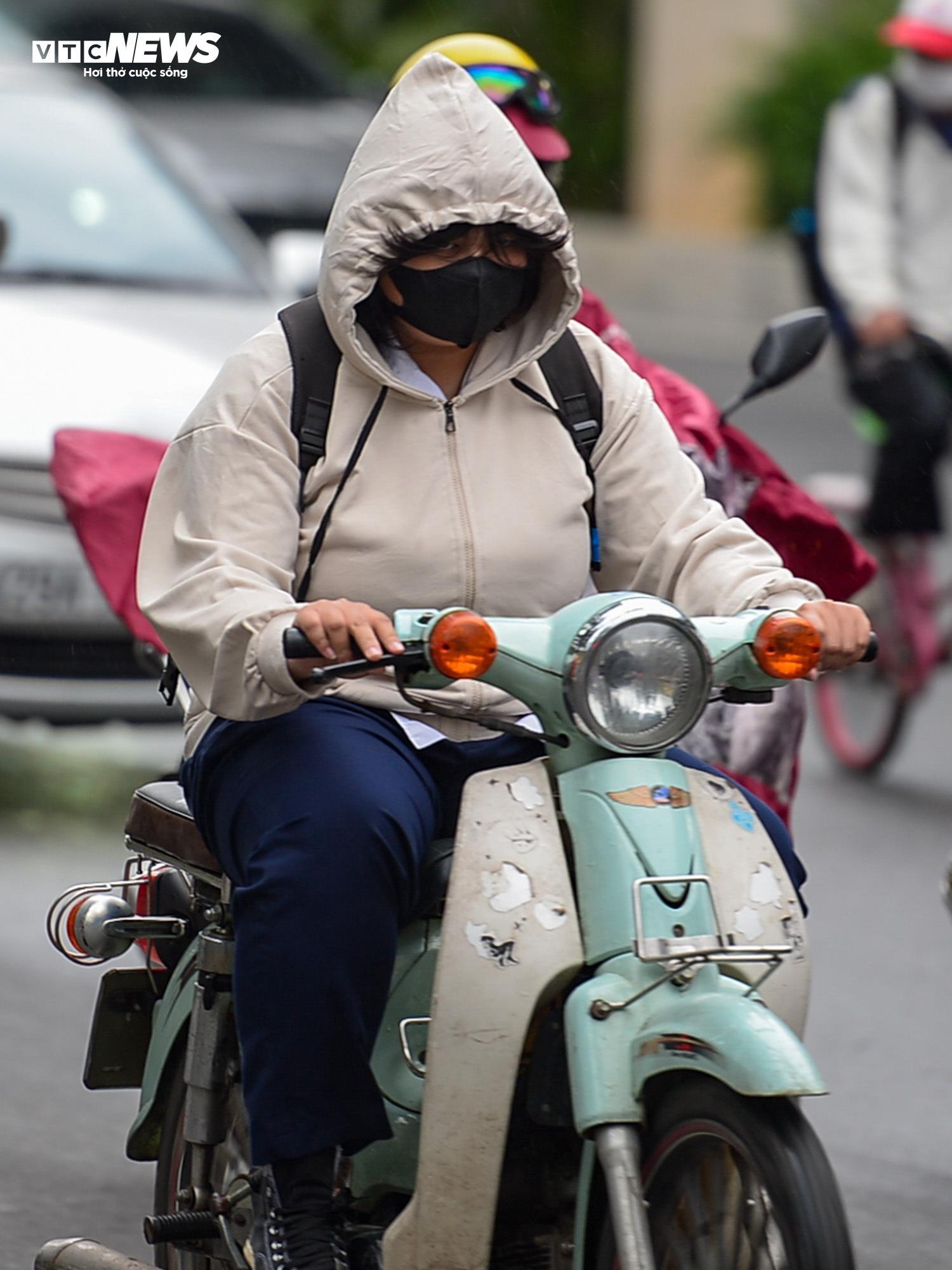 Người Hà Nội quàng khăn, mặc áo ấm đón gió lạnh đầu mùa- Ảnh 4.