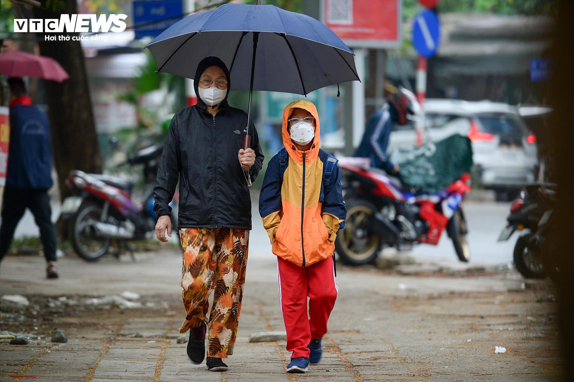 Người Hà Nội quàng khăn, mặc áo ấm đón gió lạnh đầu mùa- Ảnh 8.