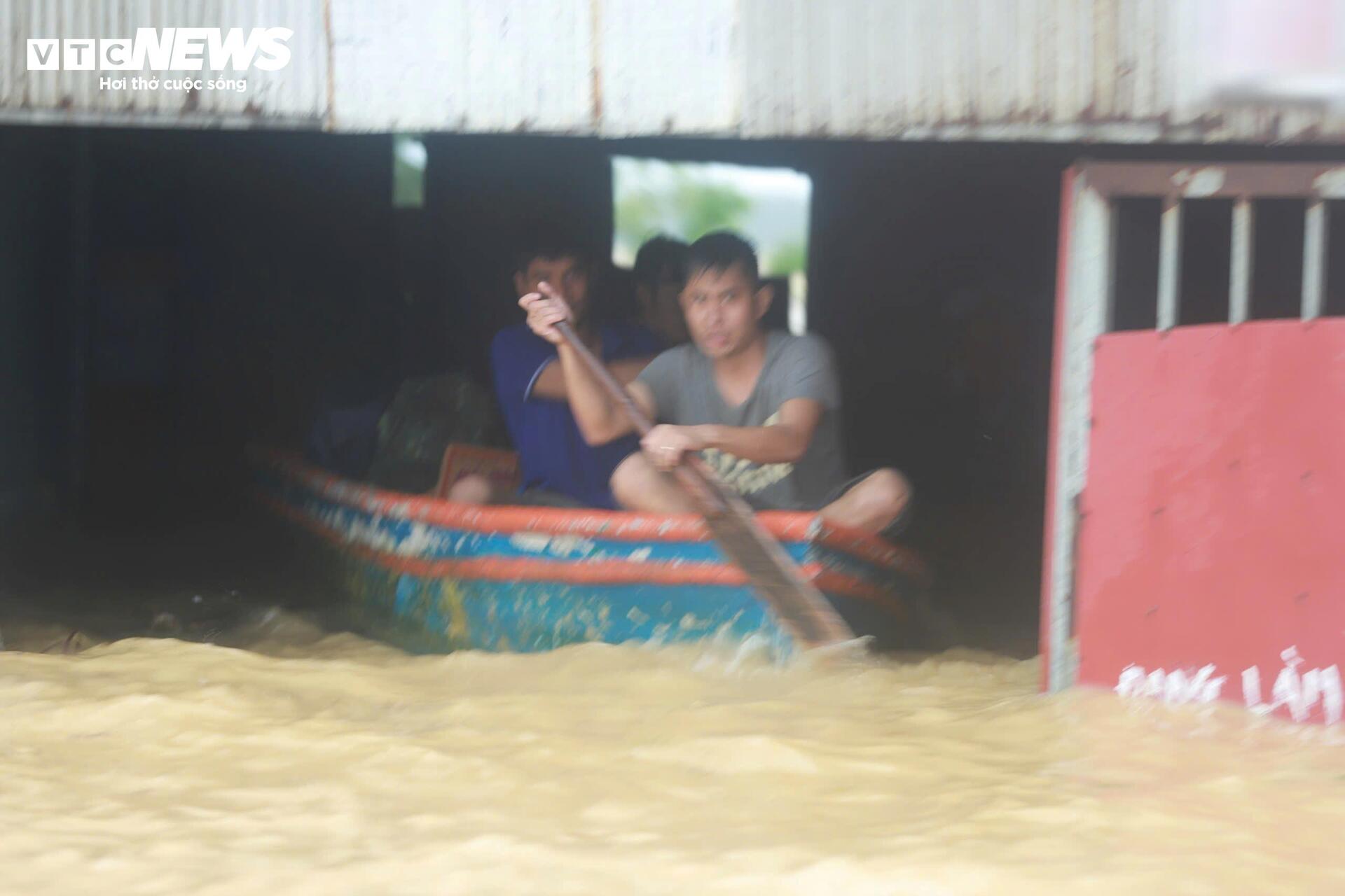 Nước chạm nóc nhà, hàng nghìn hộ dân ở 'rốn lũ' Quảng Bình vẫn cô lập- Ảnh 4.