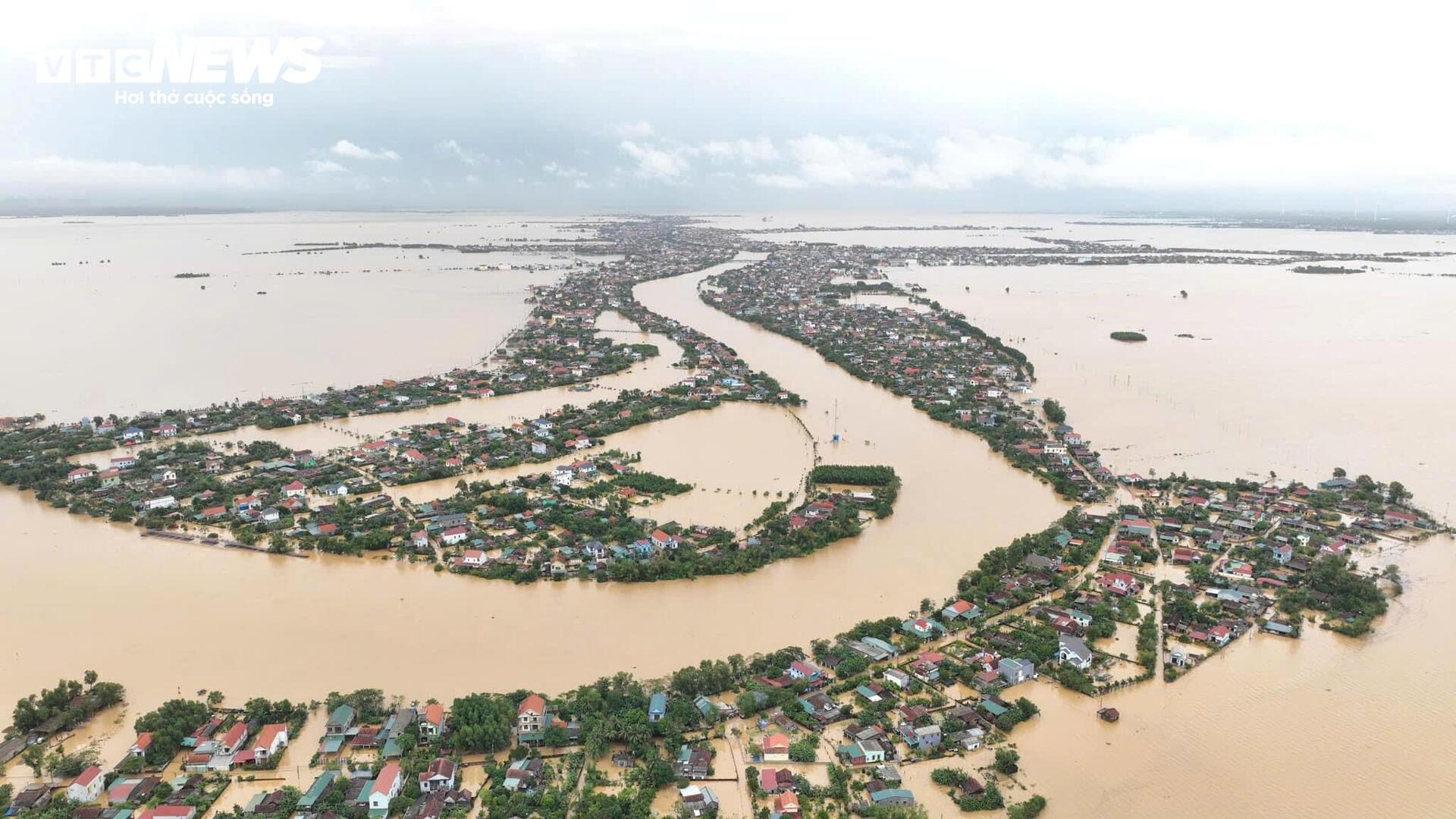 Nước chạm nóc nhà, hàng nghìn hộ dân ở 'rốn lũ' Quảng Bình vẫn cô lập- Ảnh 1.