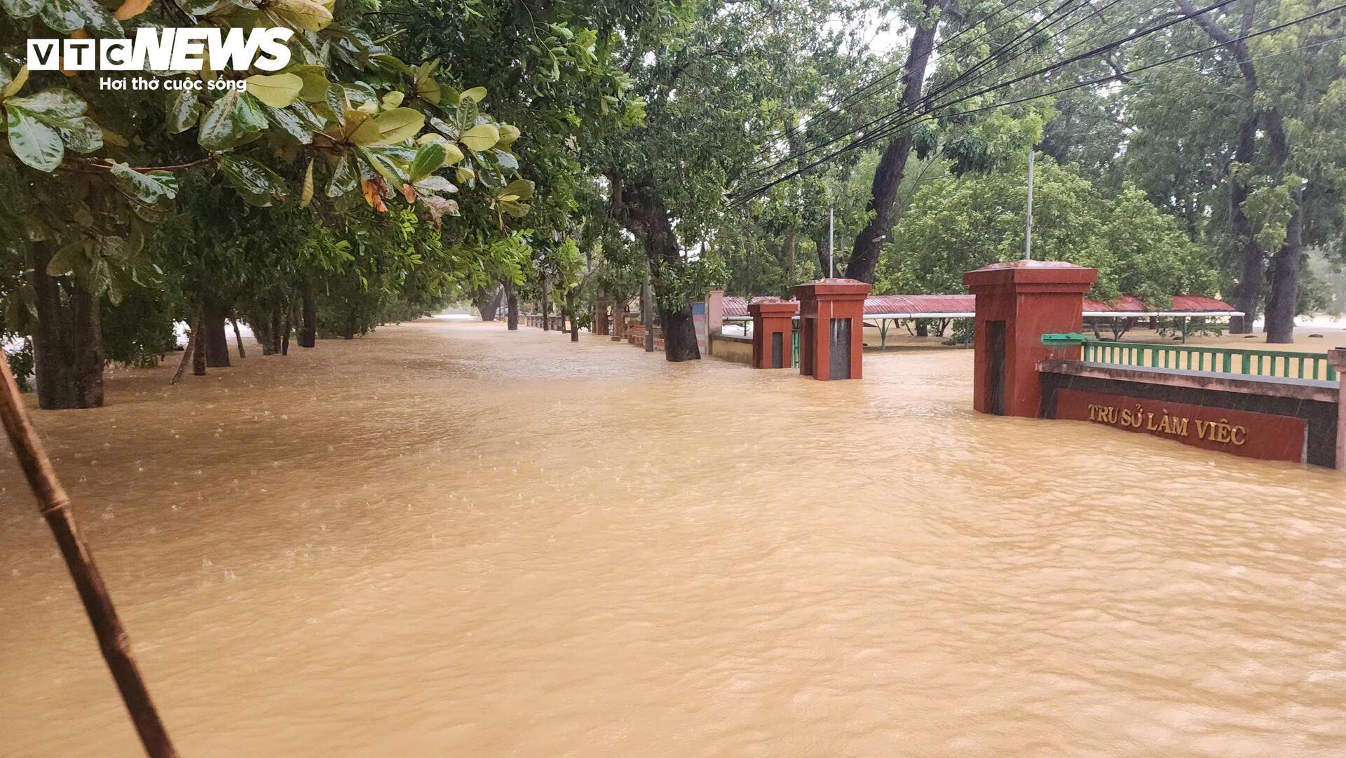 Nước chạm nóc nhà, hàng nghìn hộ dân ở 'rốn lũ' Quảng Bình vẫn cô lập- Ảnh 6.