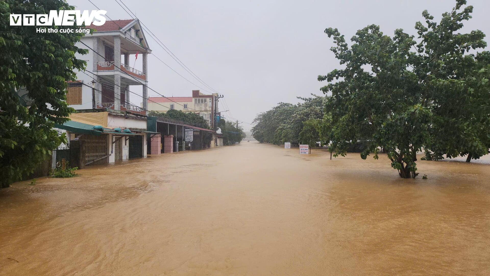 Nước chạm nóc nhà, hàng nghìn hộ dân ở 'rốn lũ' Quảng Bình vẫn cô lập- Ảnh 8.