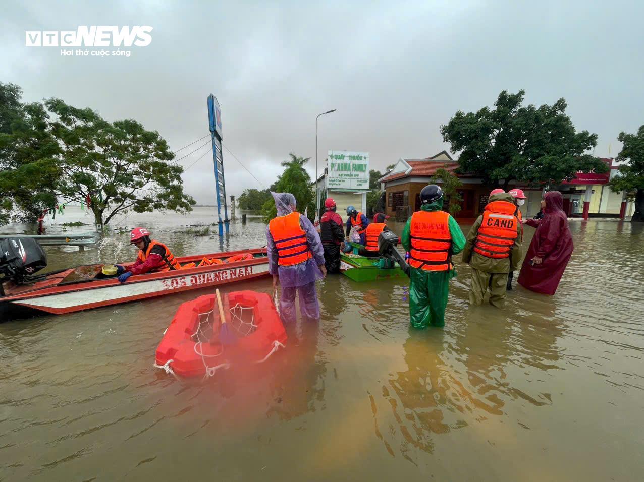 Nước chạm nóc nhà, hàng nghìn hộ dân ở 'rốn lũ' Quảng Bình vẫn cô lập- Ảnh 9.