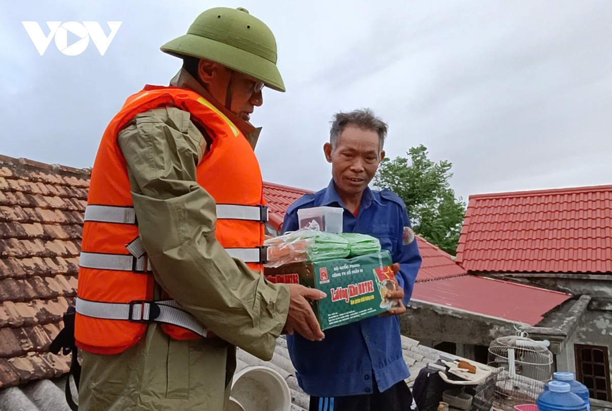 Quảng Bình ngớt mưa, lũ rút chậm, đời sống sinh hoạt dân vùng lũ gặp khó khăn- Ảnh 4.