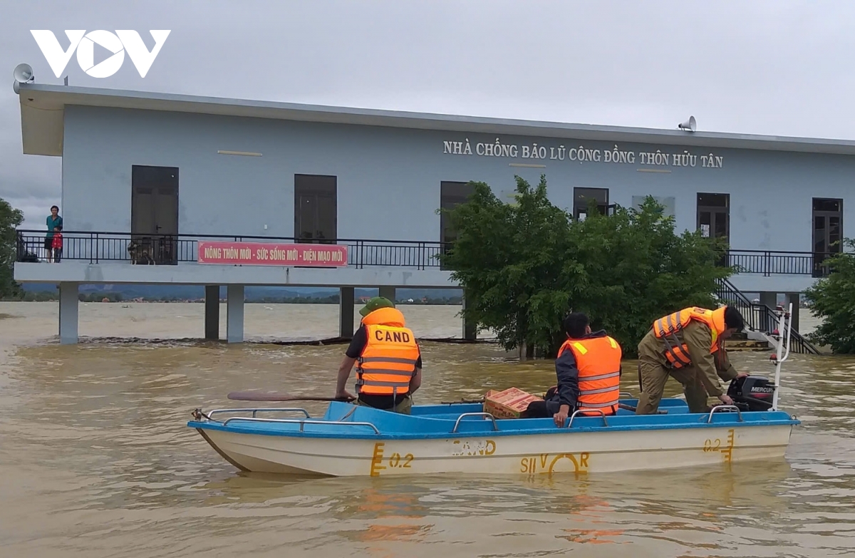 Quảng Bình ngớt mưa, lũ rút chậm, đời sống sinh hoạt dân vùng lũ gặp khó khăn- Ảnh 2.