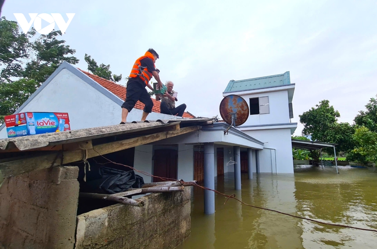 Quảng Bình ngớt mưa, lũ rút chậm, đời sống sinh hoạt dân vùng lũ gặp khó khăn- Ảnh 10.