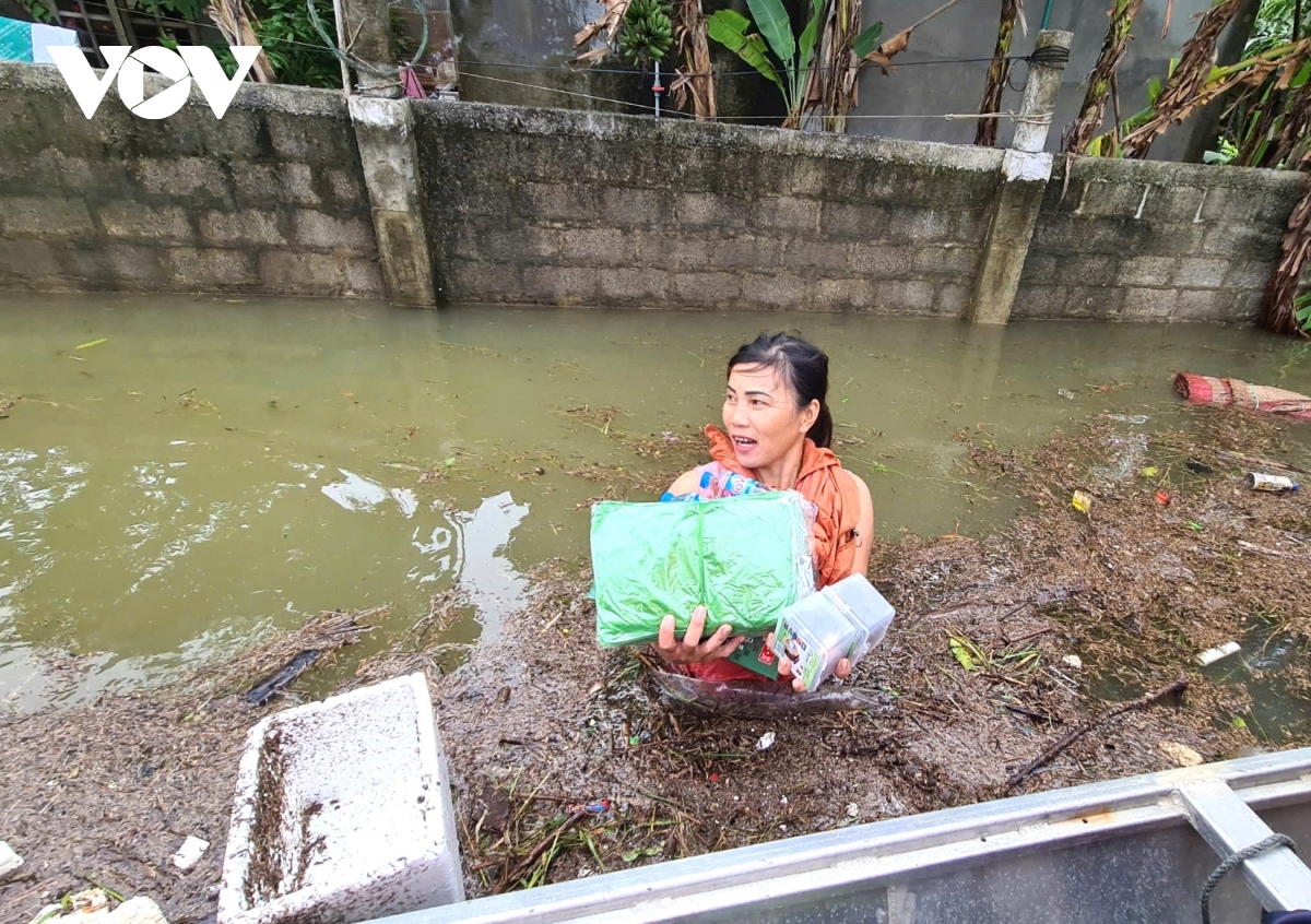 Quảng Bình ngớt mưa, lũ rút chậm, đời sống sinh hoạt dân vùng lũ gặp khó khăn- Ảnh 9.