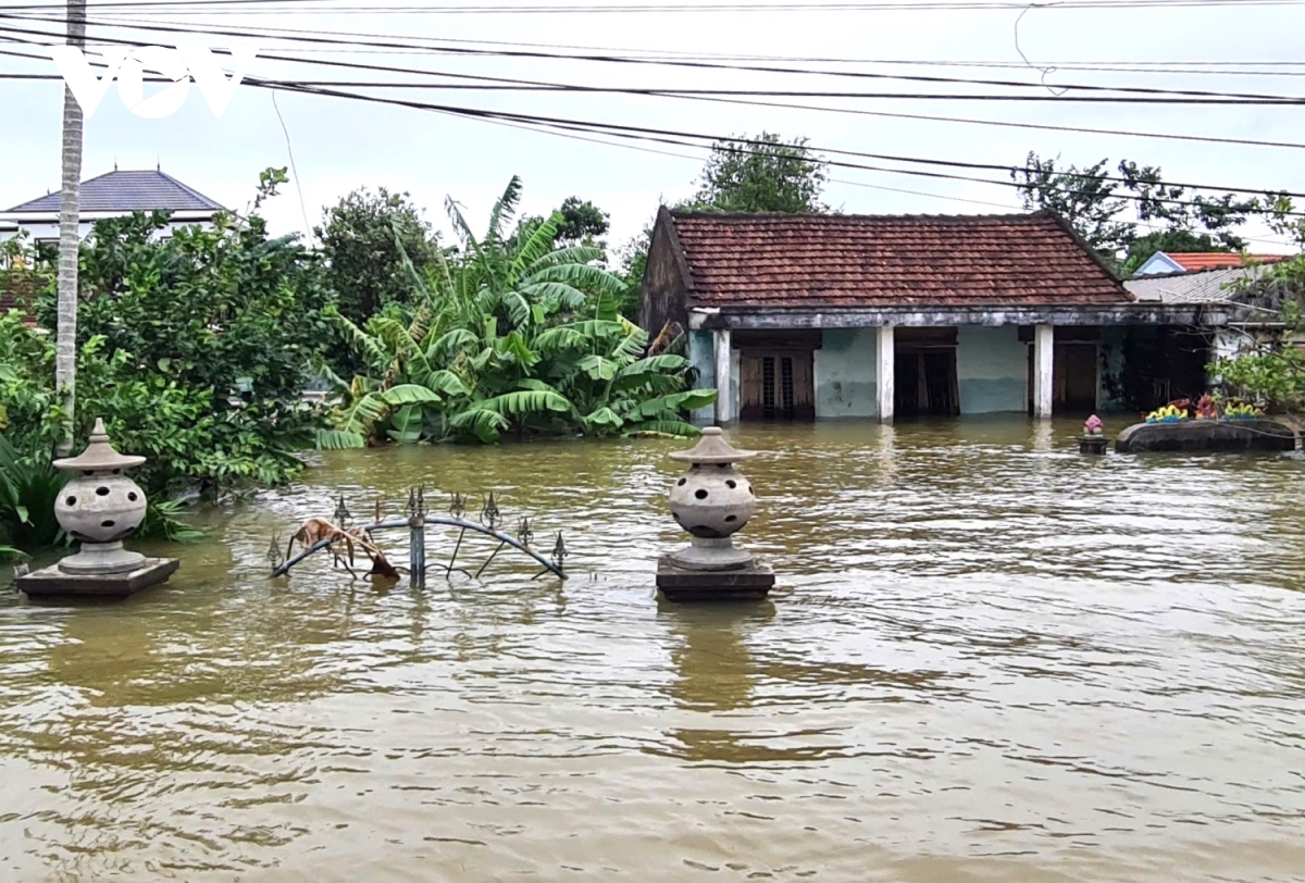 Quảng Bình ngớt mưa, lũ rút chậm, đời sống sinh hoạt dân vùng lũ gặp khó khăn- Ảnh 7.