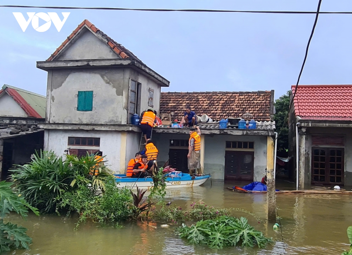 Quảng Bình ngớt mưa, lũ rút chậm, đời sống sinh hoạt dân vùng lũ gặp khó khăn- Ảnh 3.