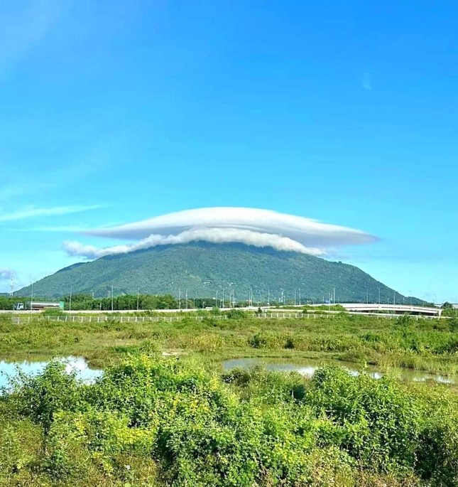 Xuất hiện “mây đĩa bay” khổng lồ trên đỉnh núi Chứa Chan, nguyên nhân đã được lý giải- Ảnh 1.