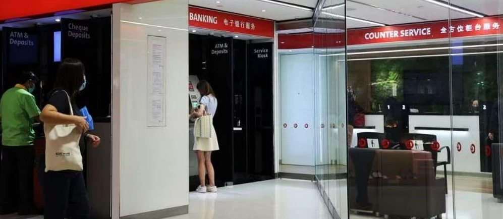 Không phục vụ người phụ nữ xin rút tiền bảo hiểm nhân thọ trước thời hạn, nữ nhân viên được cảnh sát khen thưởng- Ảnh 1. Không phục vụ người phụ nữ xin rút tiền bảo hiểm nhân thọ trước thời hạn, nữ nhân viên được cảnh sát khen thưởng- Ảnh 1.