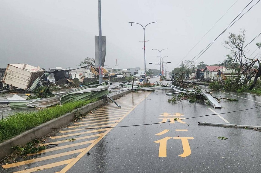 Siêu bão Kong-rey mạnh nhất 30 năm càn quét: Vừa đổ bộ đã gây cảnh náo loạn kinh hoàng, gió giật ở mức “ngoài thang xếp hạng”- Ảnh 3.