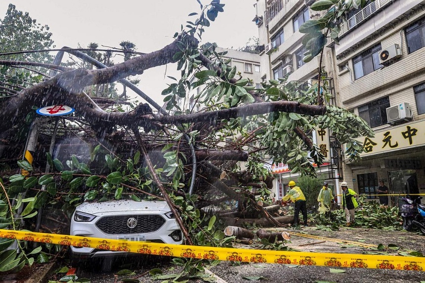 Siêu bão Kong-rey mạnh nhất 30 năm càn quét: Vừa đổ bộ đã gây cảnh náo loạn kinh hoàng, gió giật ở mức “ngoài thang xếp hạng”- Ảnh 4.