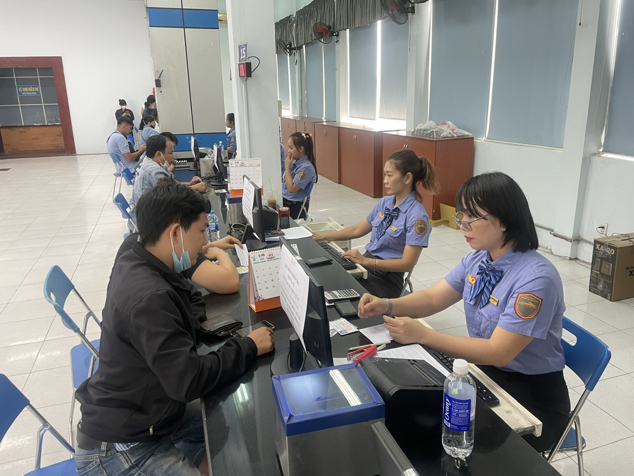 Ngày đầu bán vé tàu Tết: Nhiều người đến ga từ 3 giờ sáng, 21.000 vé hết vèo trong 90 phút- Ảnh 5. Ngày đầu bán vé tàu Tết: Nhiều người đến ga từ 3 giờ sáng, 21.000 vé hết vèo trong 90 phút- Ảnh 5.