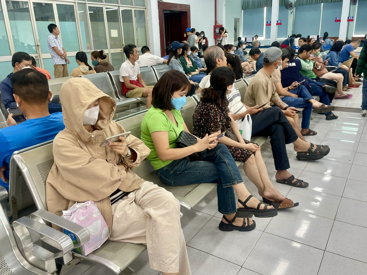 Ngày đầu bán vé tàu Tết: Nhiều người đến ga từ 3 giờ sáng, 21.000 vé hết vèo trong 90 phút- Ảnh 4. Ngày đầu bán vé tàu Tết: Nhiều người đến ga từ 3 giờ sáng, 21.000 vé hết vèo trong 90 phút- Ảnh 4.