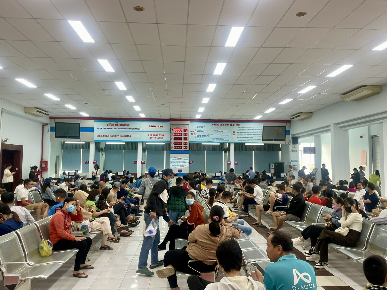 Ngày đầu bán vé tàu Tết: Nhiều người đến ga từ 3 giờ sáng, 21.000 vé hết vèo trong 90 phút- Ảnh 3. Ngày đầu bán vé tàu Tết: Nhiều người đến ga từ 3 giờ sáng, 21.000 vé hết vèo trong 90 phút- Ảnh 3.