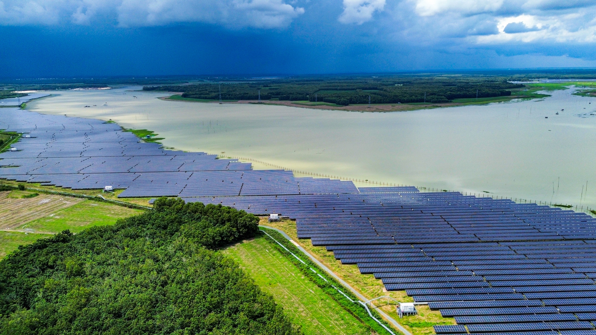 Toàn cảnh nhà máy điện mặt trời từng lớn nhất Việt Nam: Tổng mức đầu tư gần 13.000 tỷ, diện tích gần bằng quận 1- Ảnh 2.