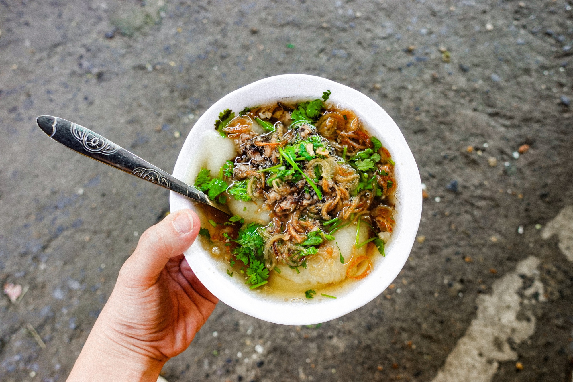 Hàng bánh đúc nóng "huyền thoại" 30 năm gắn với tuổi thơ nhiều người Hà Nội, trời thu này mà đi ăn là tuyệt nhất!- Ảnh 8.