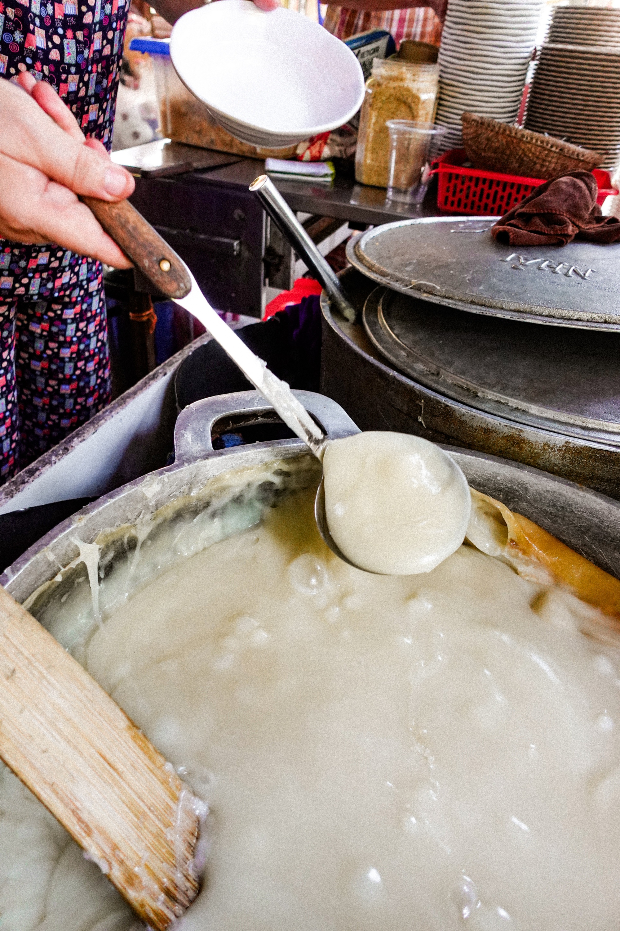 Hàng bánh đúc nóng "huyền thoại" 30 năm gắn với tuổi thơ nhiều người Hà Nội, trời thu này mà đi ăn là tuyệt nhất!- Ảnh 19.