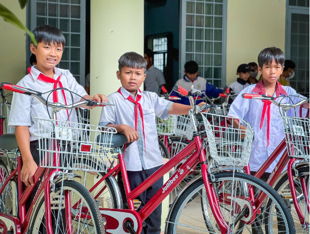 Jollibee Việt Nam lan tỏa "Triệu yêu thương, tiếp bước em đến trường"- Ảnh 2.