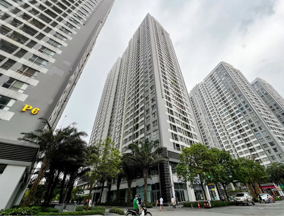 Thị trường sơ cấp không đáp ứng được nhu cầu nhà ở khiến người dân "đổ xô" tìm mua nhà trên thị trường thứ cấp, kéo đồng loạt giá sơ cấp và thứ cấp tăng lên- Ảnh 1.