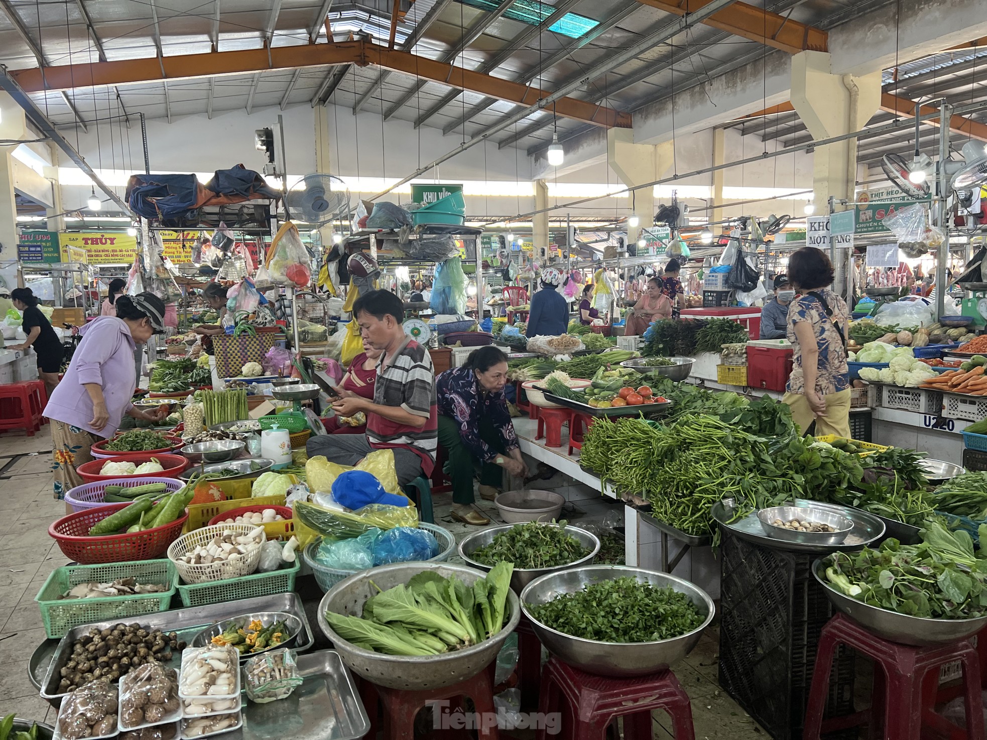 Vào mùa cuối năm nhưng chợ đìu hiu, tiểu thương mòn mỏi chờ khách- Ảnh 9.