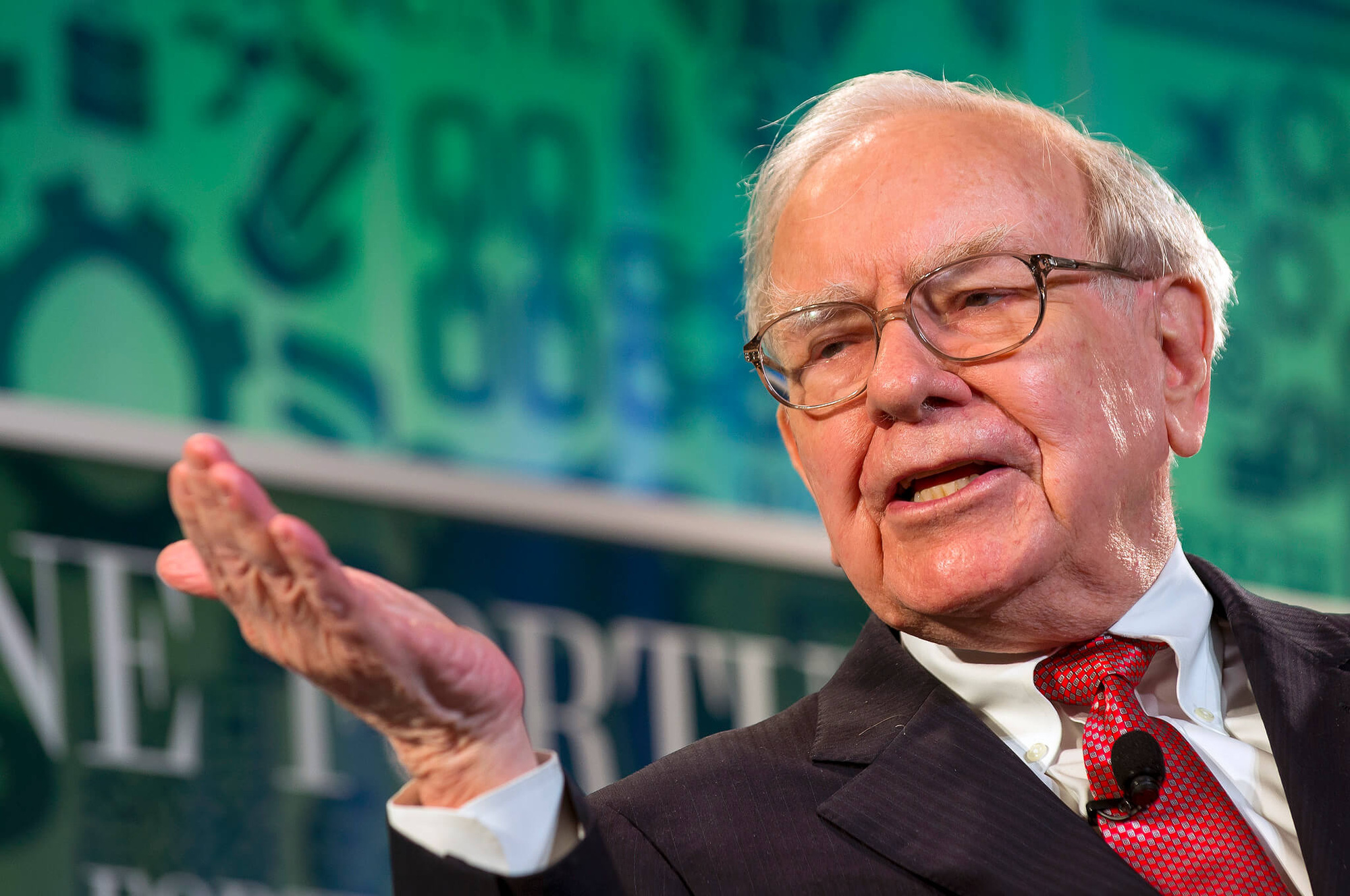 Tỷ phú Warren Buffett nói thẳng 4 sai lầm người nghèo phải dùng cả đời để chiêm nghiệm, trong khi người giàu vẫn âm thầm làm mỗi ngày- Ảnh 3.