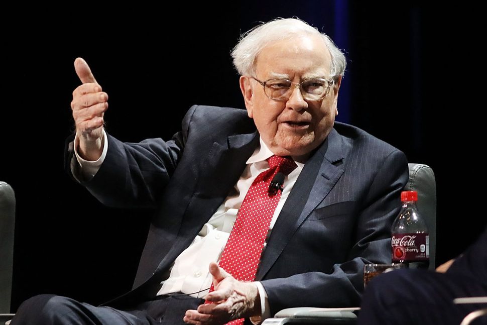 Tỷ phú Warren Buffett nói thẳng 4 sai lầm người nghèo phải dùng cả đời để chiêm nghiệm, trong khi người giàu vẫn âm thầm làm mỗi ngày- Ảnh 1.