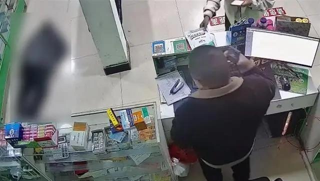 Ông lão ngất xỉu trong hiệu thuốc nhưng người bán chỉ đứng nhìn? Bác sĩ khẳng định người này làm đúng!- Ảnh 2. Ông lão ngất xỉu trong hiệu thuốc nhưng người bán chỉ đứng nhìn? Bác sĩ khẳng định người này làm đúng!- Ảnh 2.