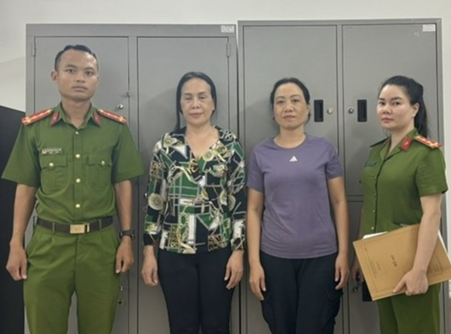 Công an TP HCM tạm giữ 2 phụ nữ trong vụ buôn lậu kim cương "khủng"- Ảnh 1. Công an TP HCM tạm giữ 2 phụ nữ trong vụ buôn lậu kim cương "khủng"- Ảnh 1.